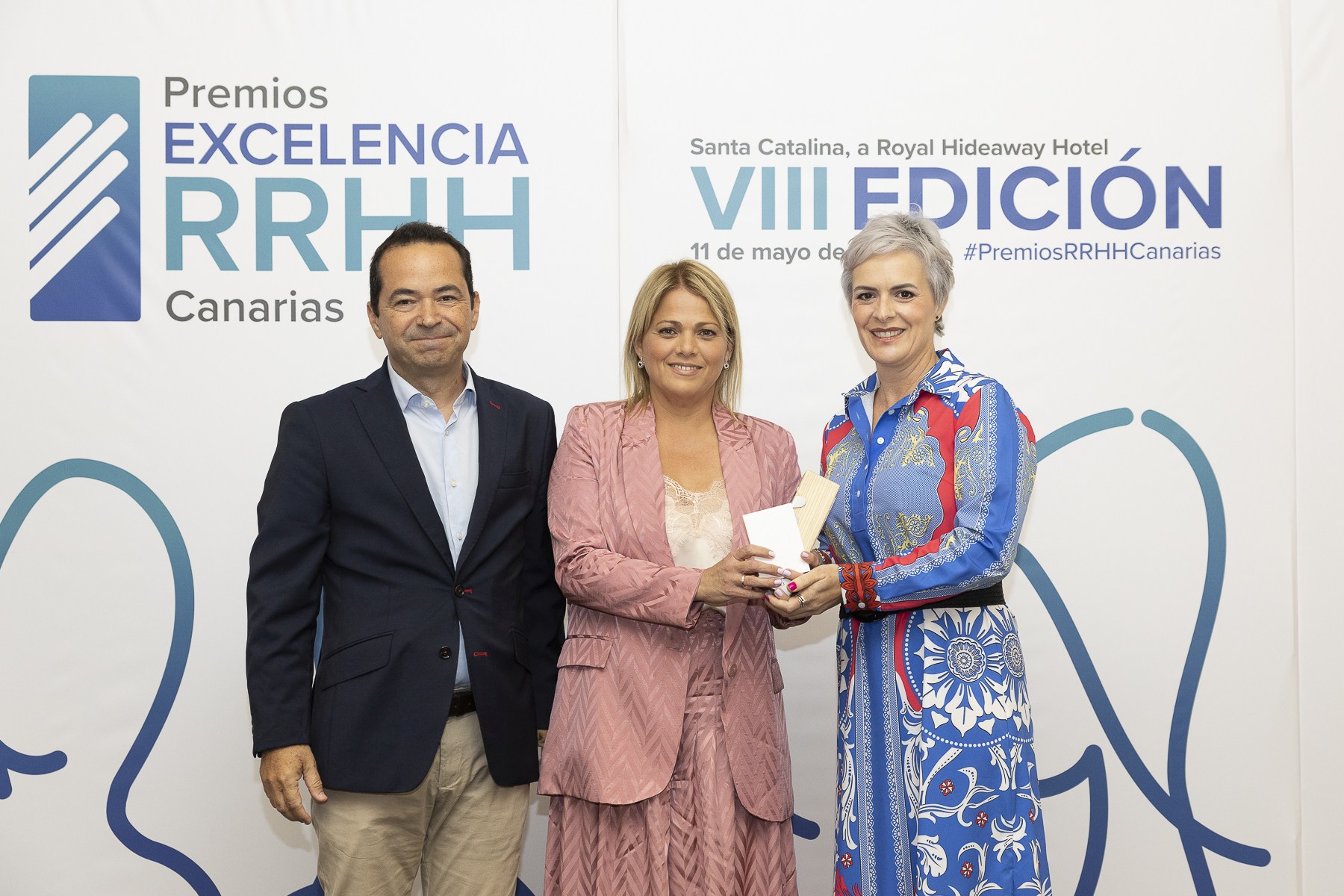 Davinia Domínguez y Virginia Ávila reciben el premio / CanariasNoticias.es 