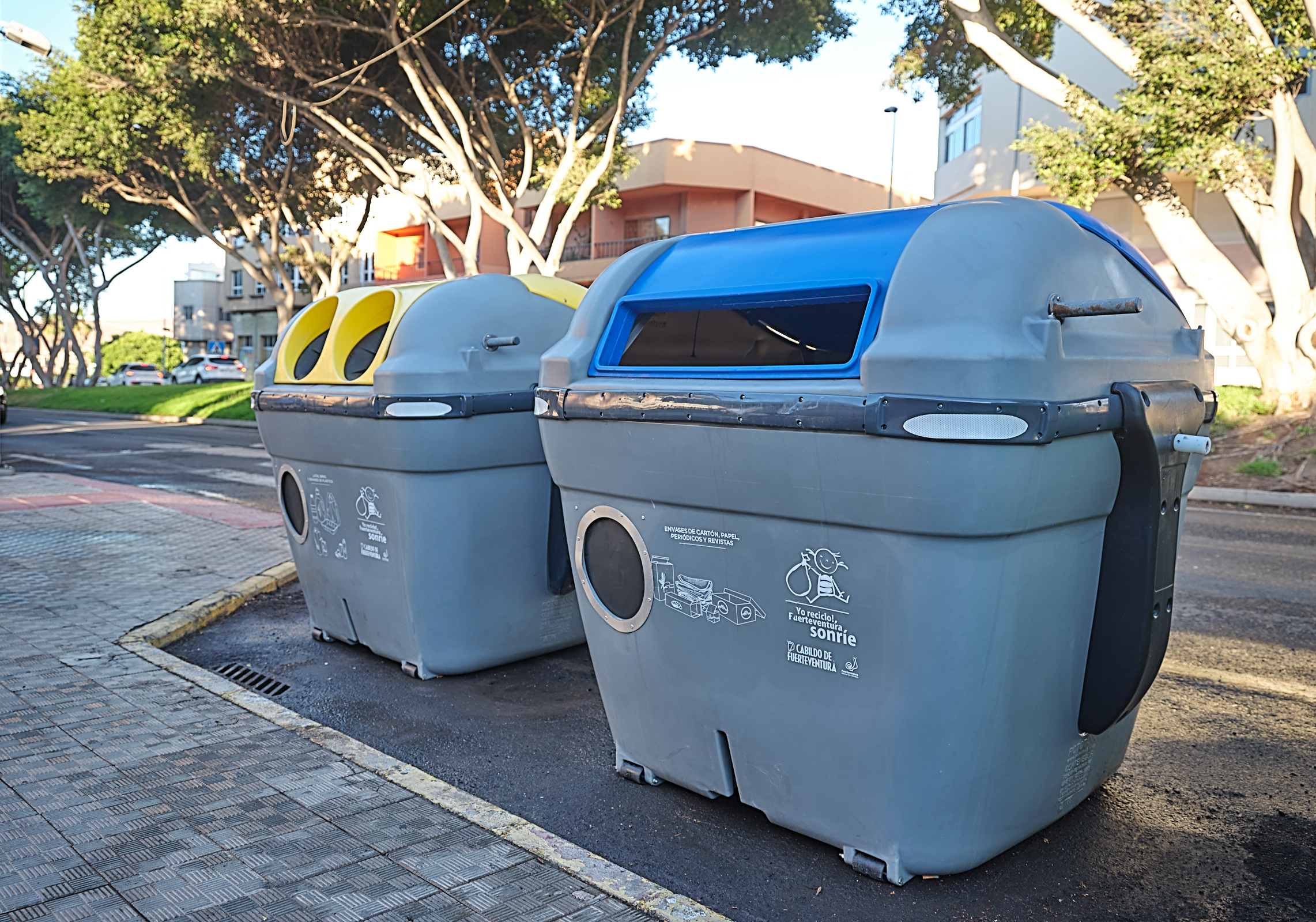 Nuevos contenedores de carga lateral en Puerto del Rosario / CanariasNoticias.es 