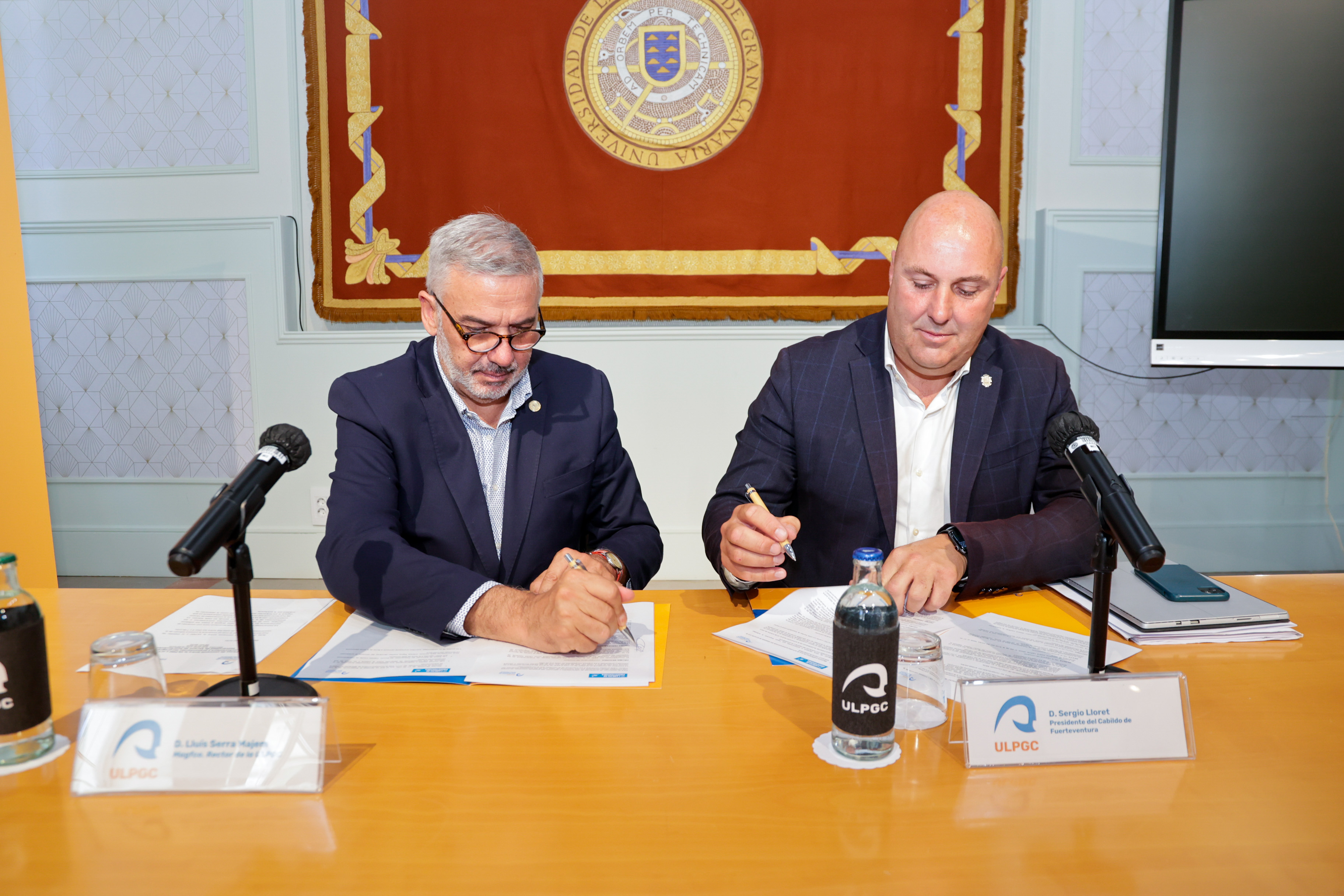 Firma del convenio de Universidad de Verano de Fuerteventura