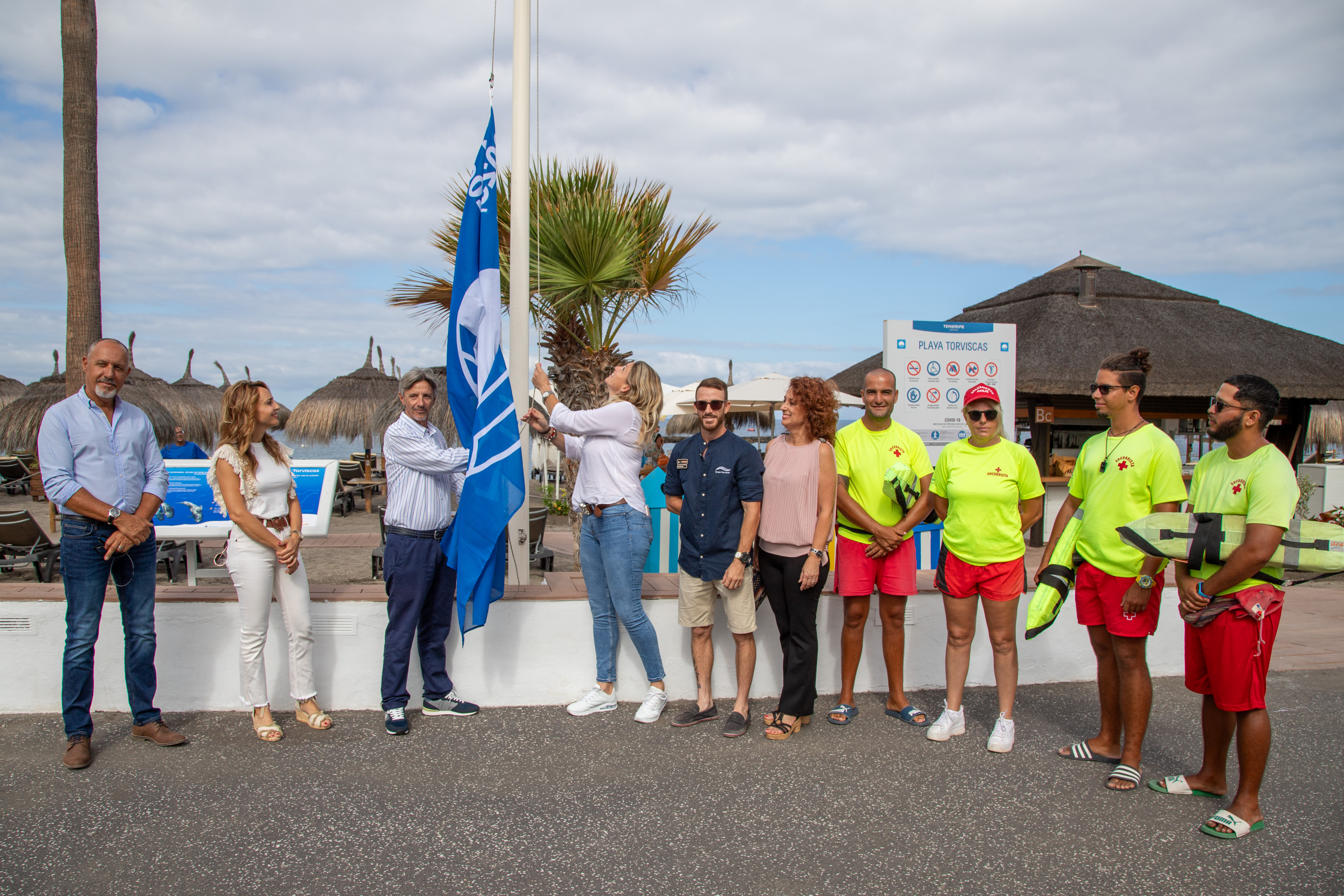 Izado Bandera Azul en Playa s de Adeje / CanariasNoticias.es 