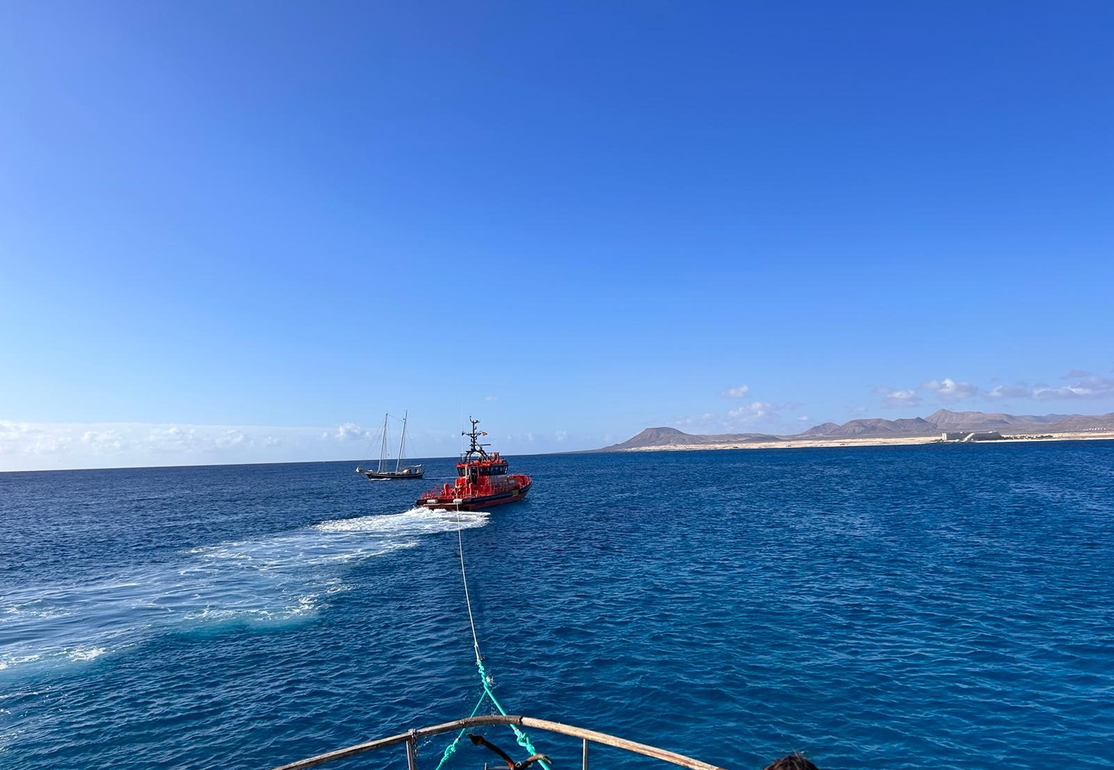 Traslado de embarcación accidentada en Islote de Lobos / CanariasNoticias.es 