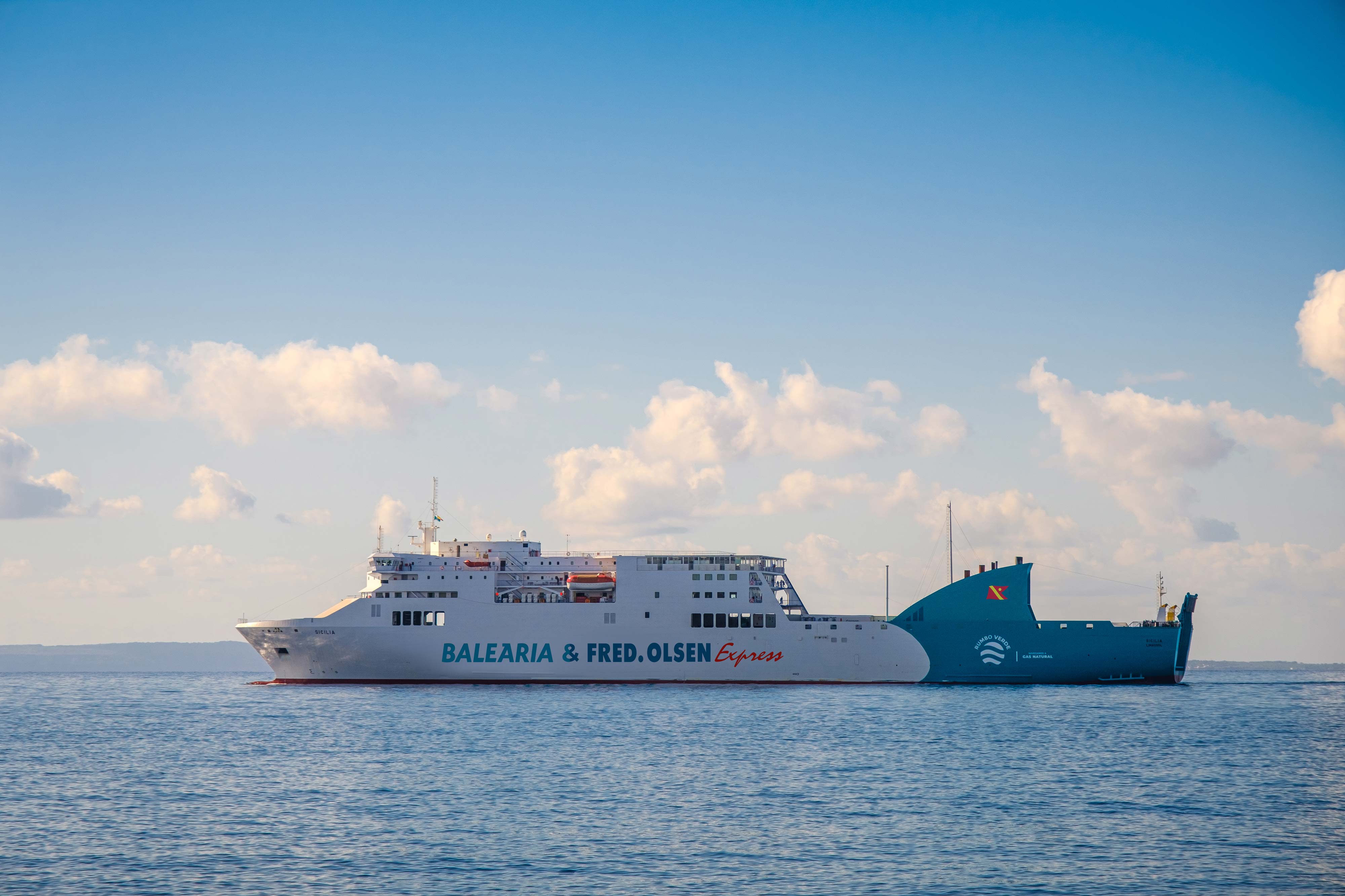 Barco Fred. Olsen Express y Baleària / CanariasNoticias.es