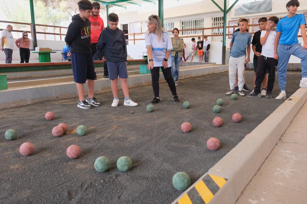 Estudiantes conocen el juego de Bola canaria / CanariasNoticias.es 