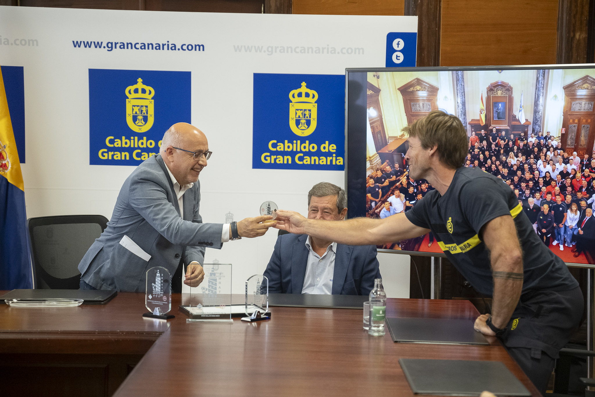 Antonio Morales recibe a los bomberos / CanariasNoticias.es 