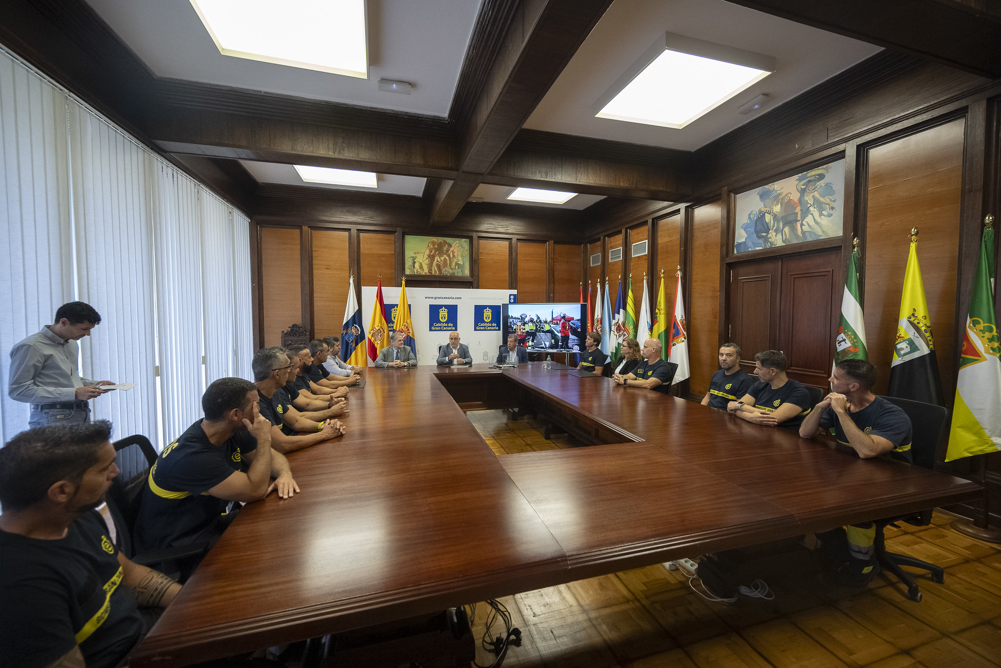 Antonio Morales recibe a los bomberos / CanariasNoticias.es 