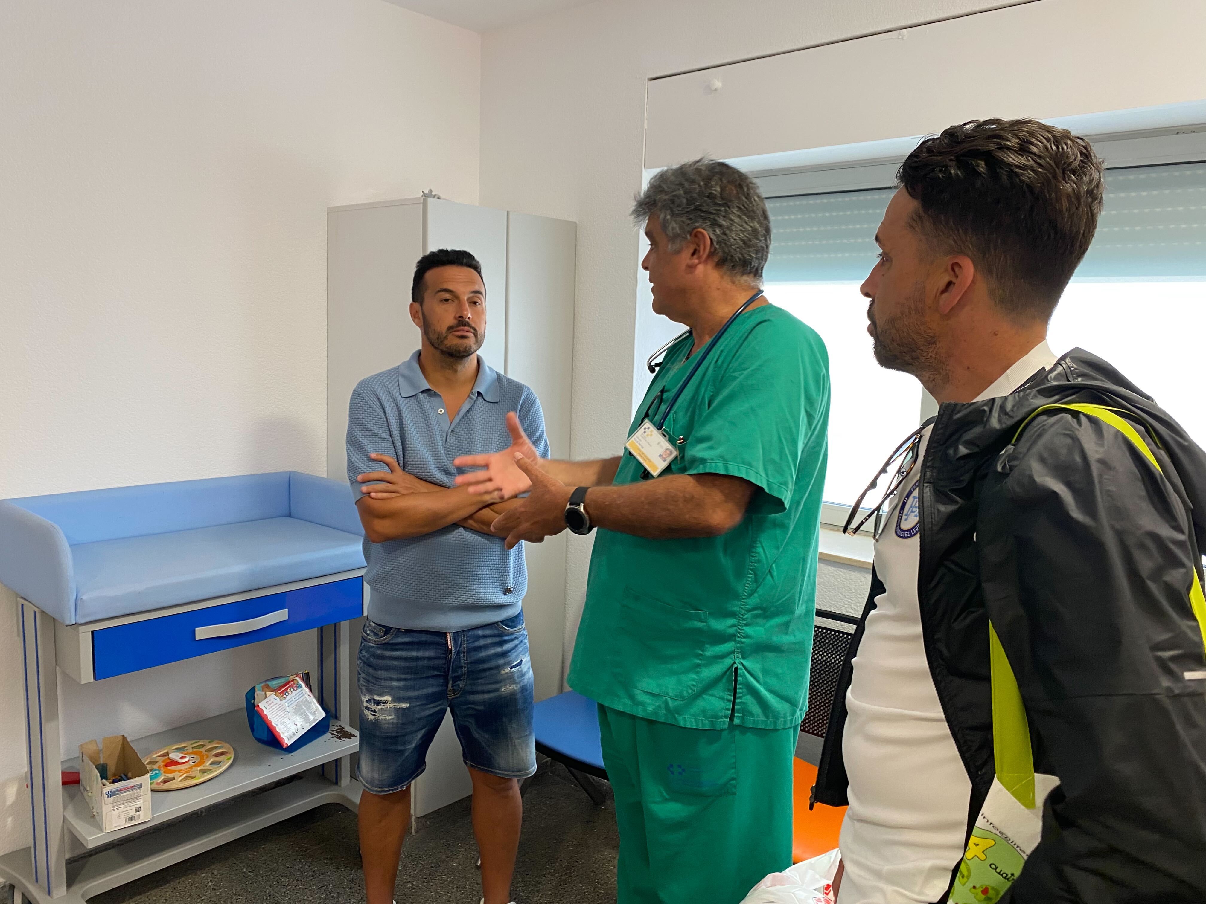 El futbolista Pedro Rodríguez visita el Hospital La Candelaria