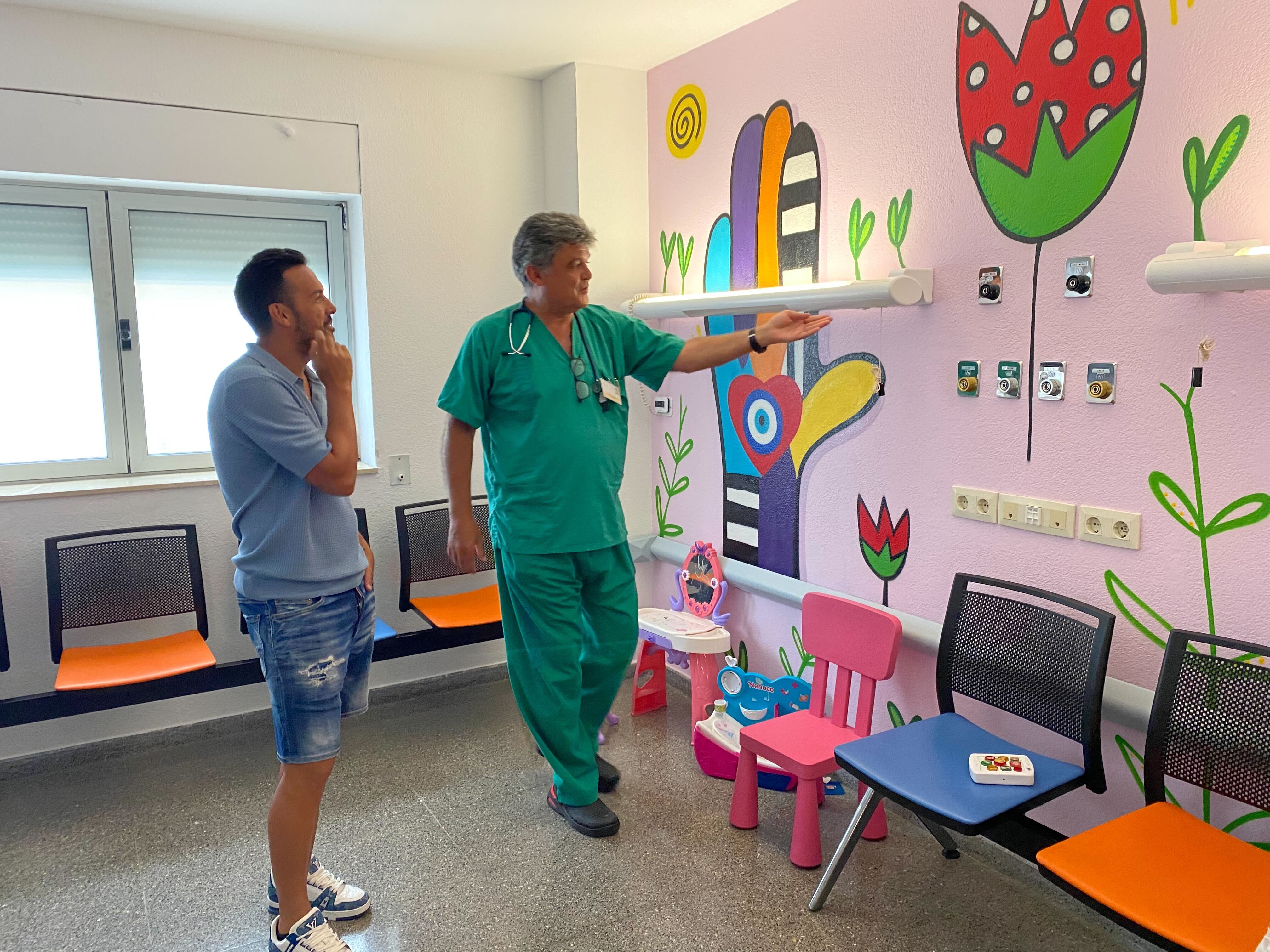 El futbolista Pedro Rodríguez visita el Hospital La Candelaria