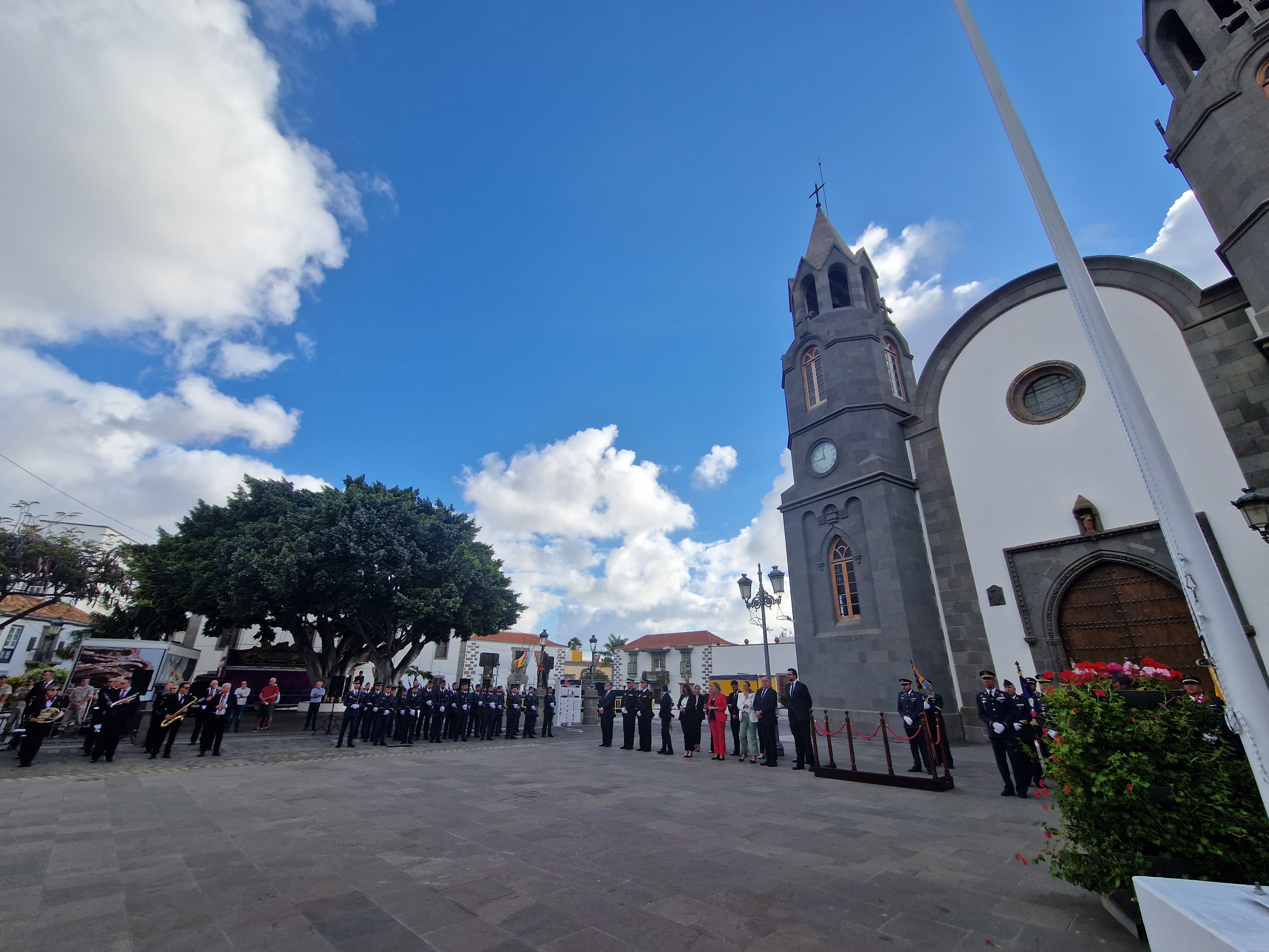 Izado bandera nacional / CanariasNoticias.es 