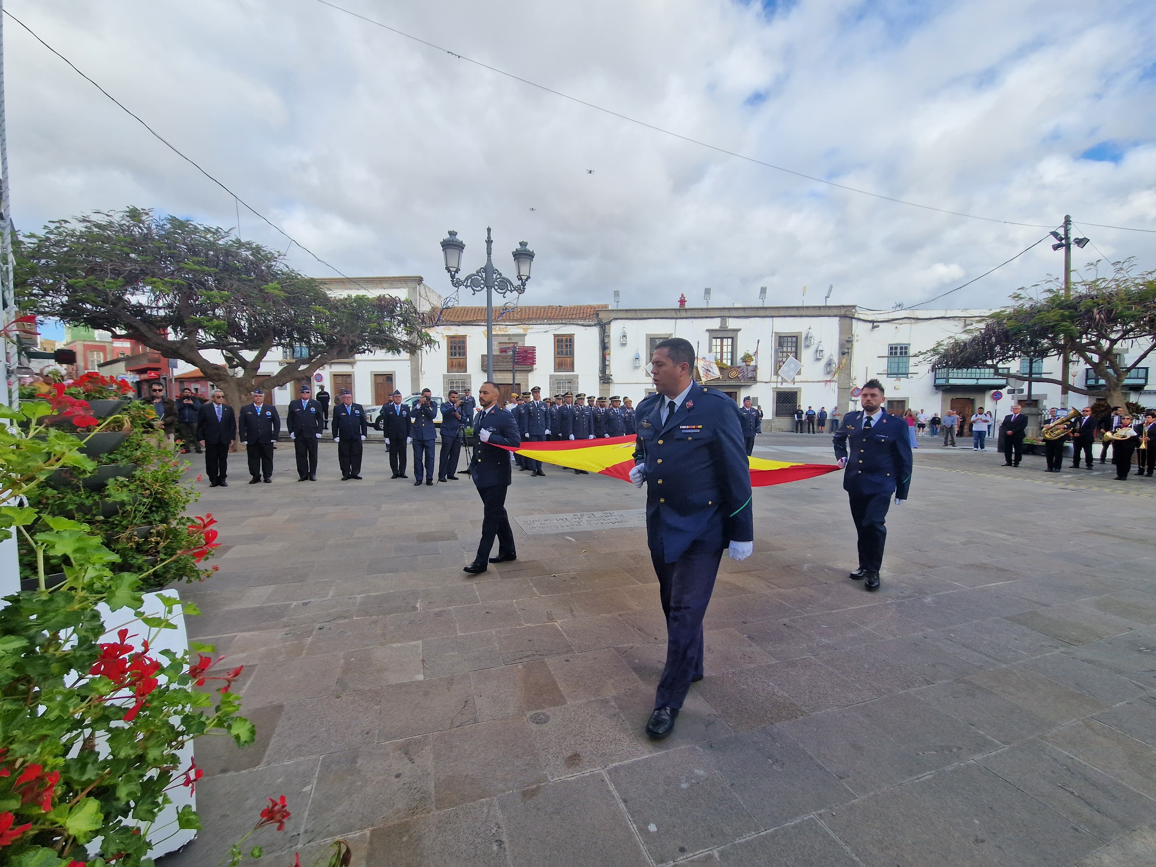 Izado bandera nacional / CanariasNoticias.es 