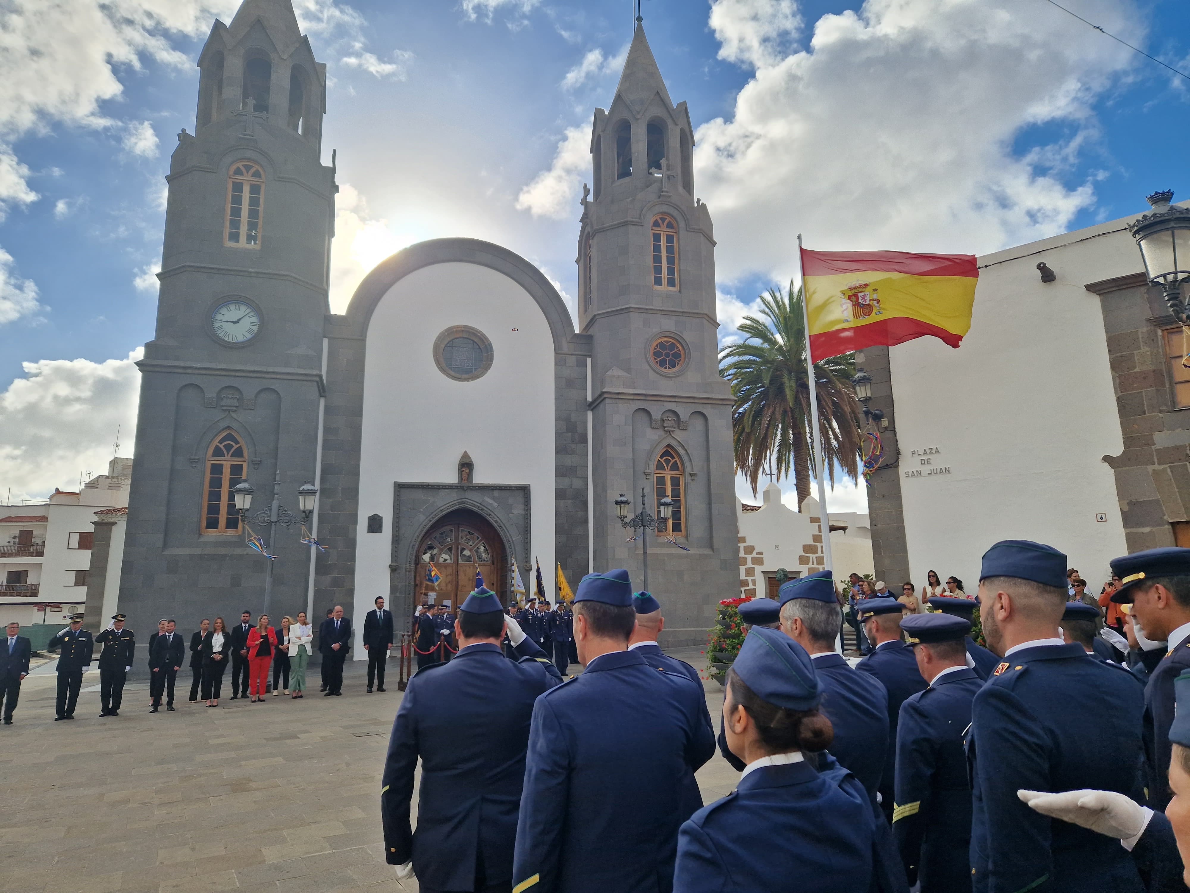 Izado bandera nacional / CanariasNoticias.es 