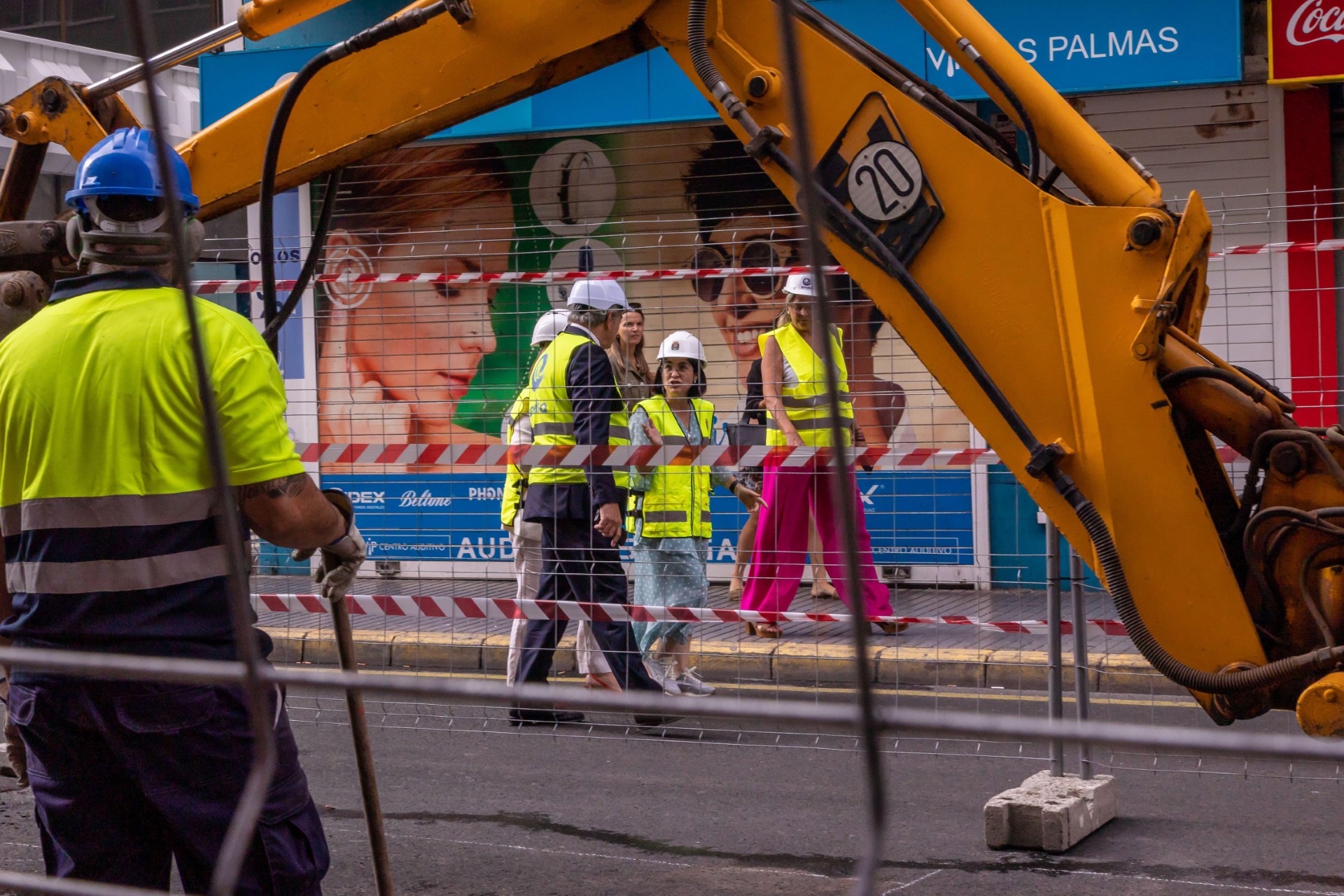  Carolina Darias, comprueba los trabajos en la calle Juan Manuel Durán/ canariasnoticias.es