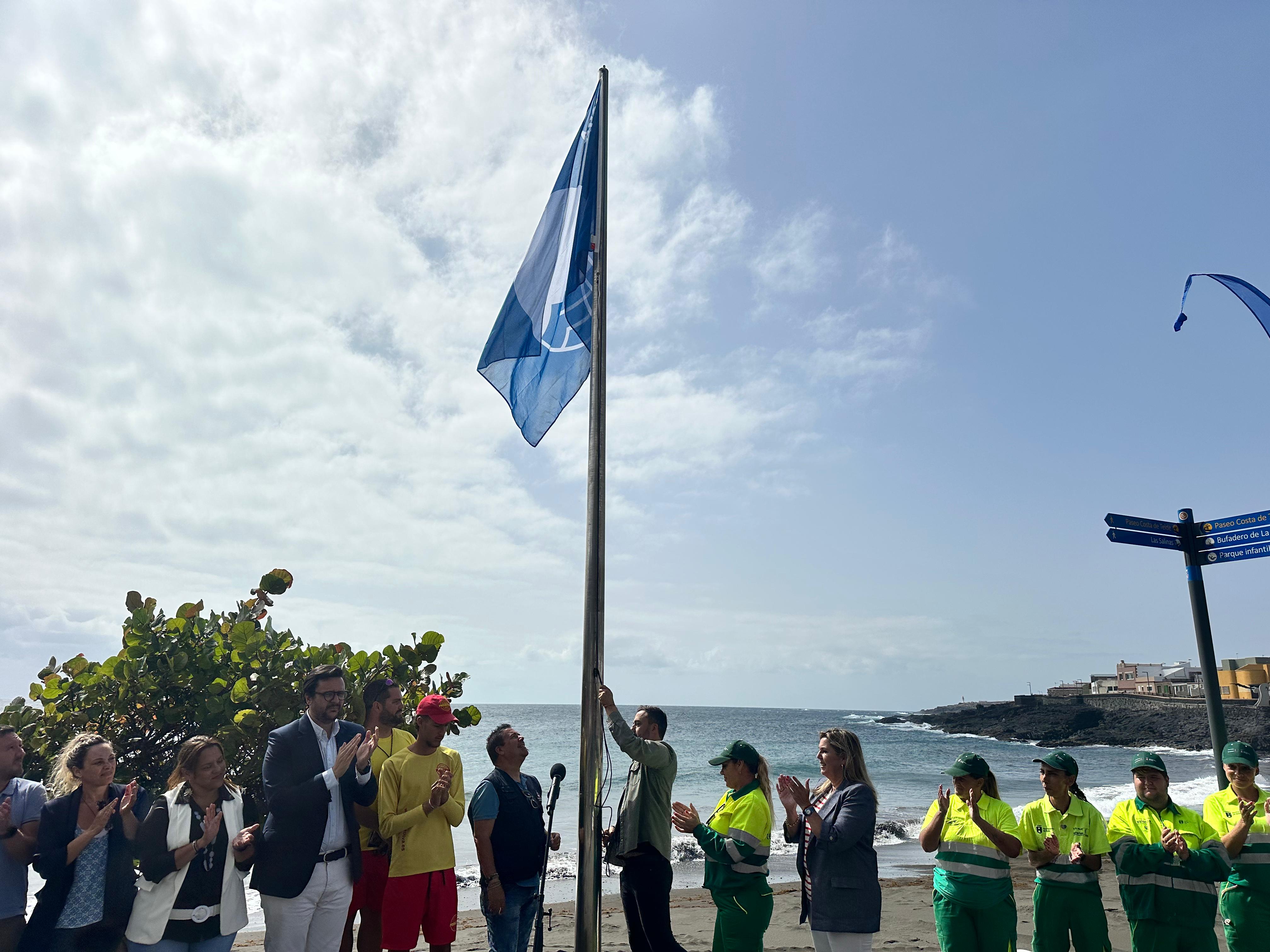 Izado Bandera Azul en Playa de Telde / CanariasNoticias.es 