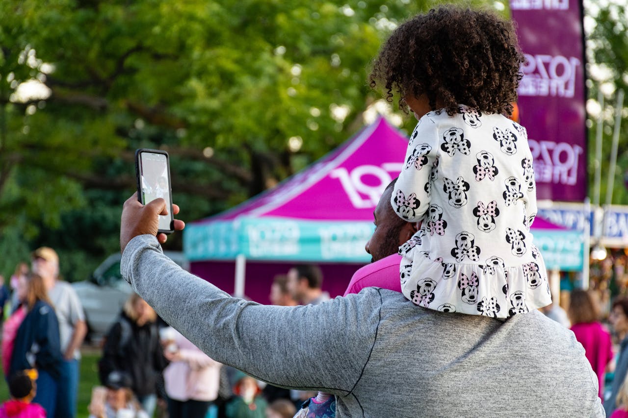 Padre e hija haciéndose selfie