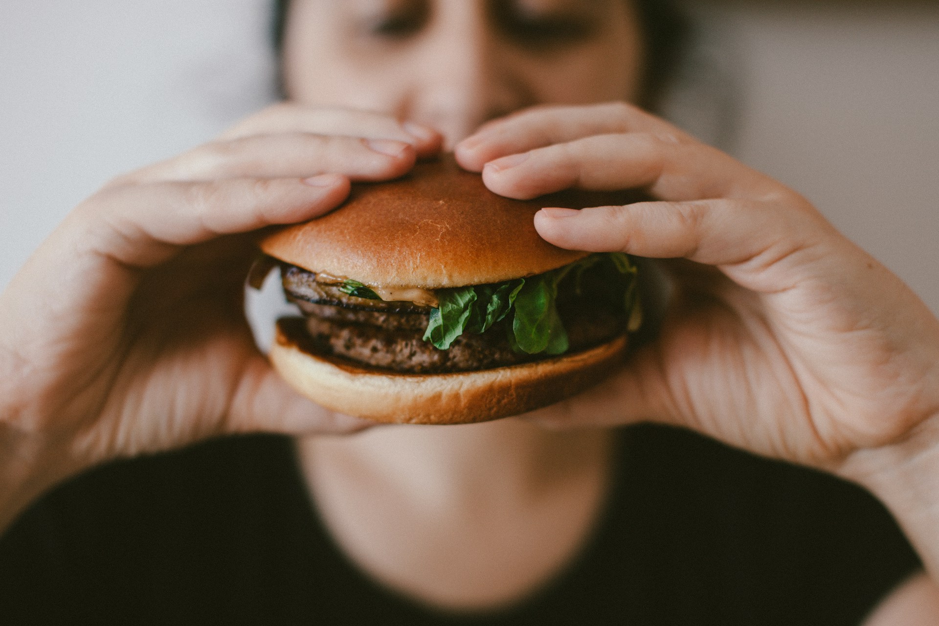 Mujer comiendo una hamburguesa