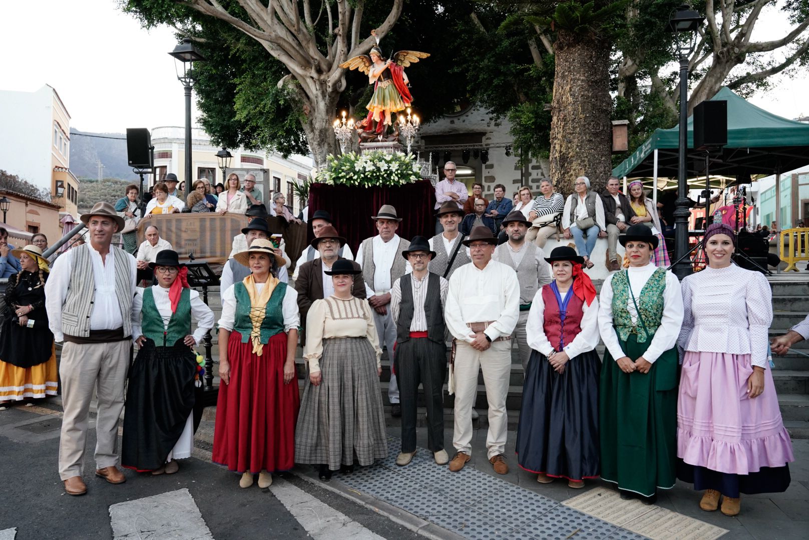 Valsequillo sale a la calle para entregar su ofrenda a San Miguel/ canariasnoticias.es