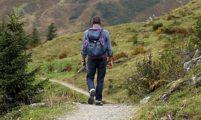 Hombre de senderismo por la montaña