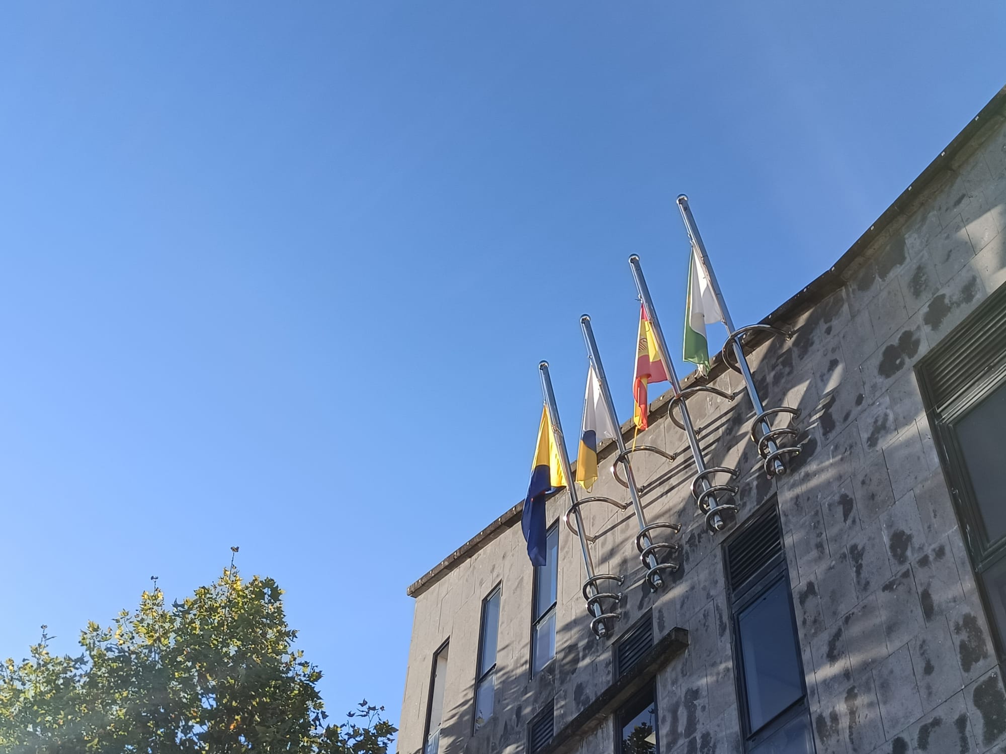 Banderas a media asta en Ayuntamiento de Santa Brígida