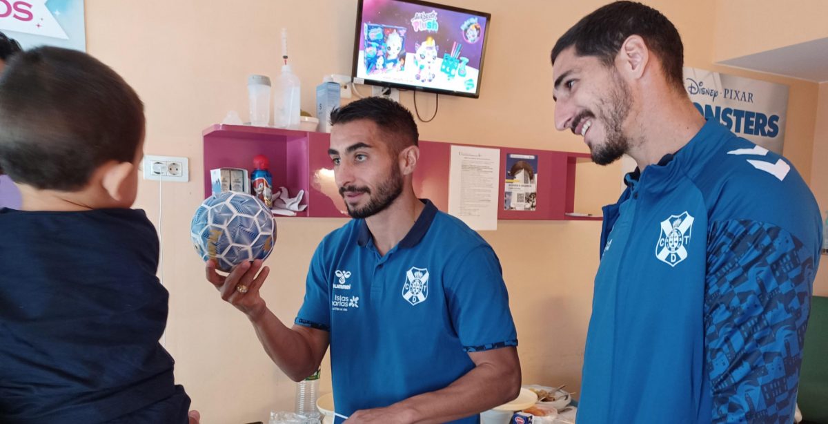 Jugadores del CD Tenerife con niños ingresado en hospital