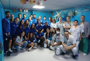 Jugadores del CD Tenerife con niños ingresado en hospital