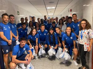 Jugadores del CD Tenerife con niños ingresado en hospital