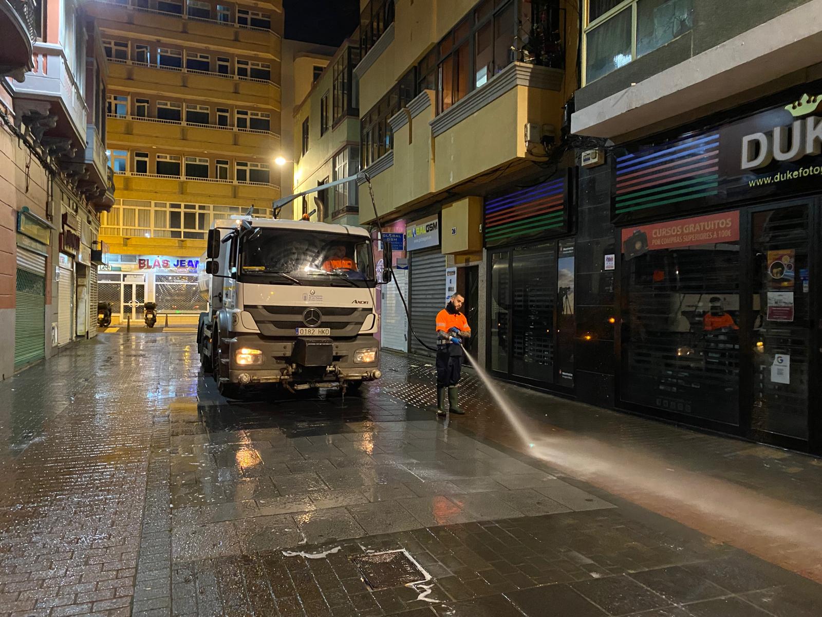 Trabajos de baldeo en Nochebuena. Las palmas de Gran Canaria/ canariasnoticias.es