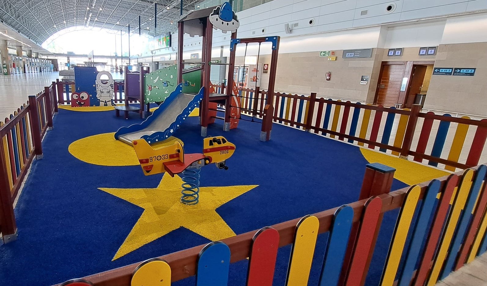 Parque infantil en el aeropuerto 