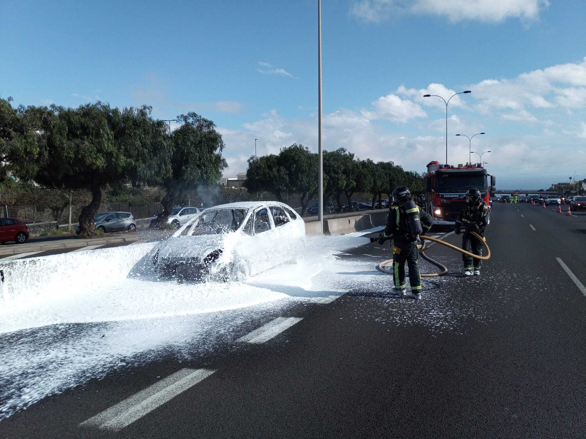 Vehículo se incendia en la TF-5