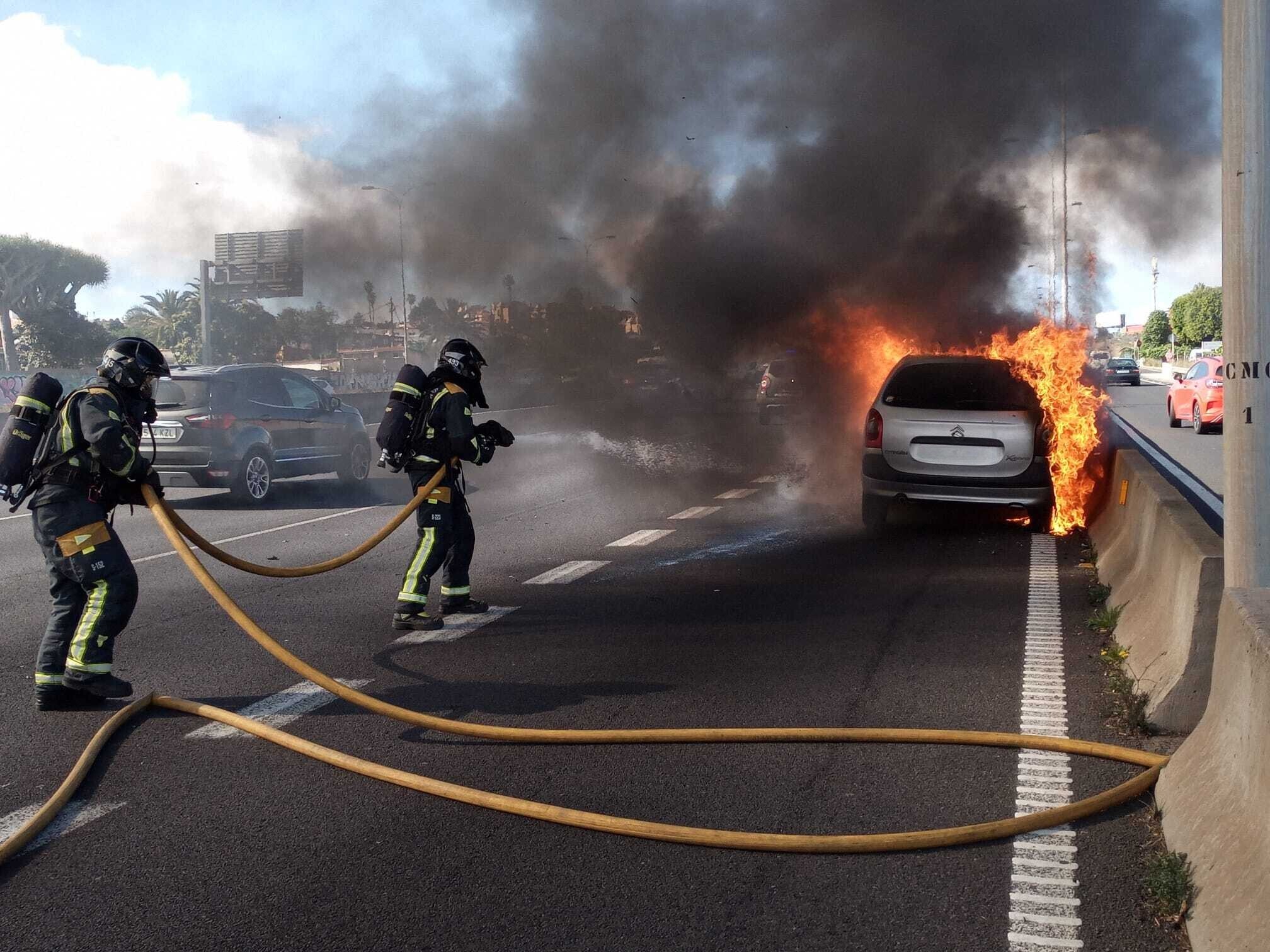 Vehículo se incendia en la TF-5