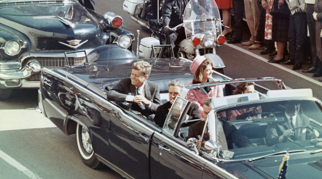 El presidente John F. Kennedy y su esposa junto a una comitiva antes del atentado en Dallas, Texas./ canariasnoticias.es