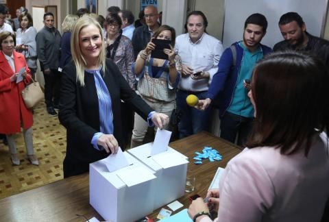 Cristina Cifuentes votando
