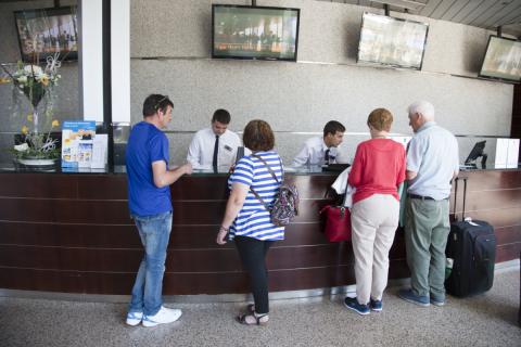 Recepción de un hotel con turistas