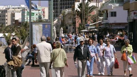 Turistas en el Paseo de la Playa de Las Canteras