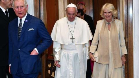 Carlos de Inglaterra y Camila con el Papa Francisco