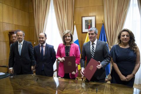 Fernando Clavijo y Fátima Báñez en la firma del convenio de Empleo