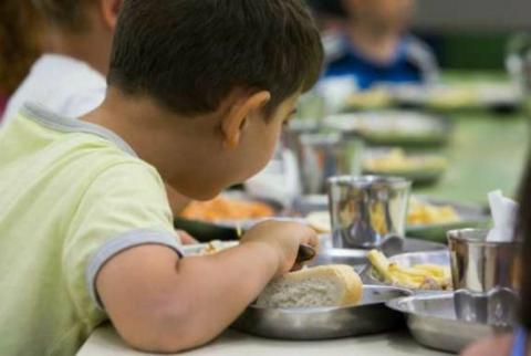 Niño en un comedor