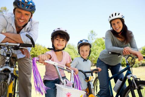 Familia en bicicleta