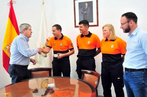 El alcalde Marco Aurelio Pérez entrega los carnés a Protección Civil