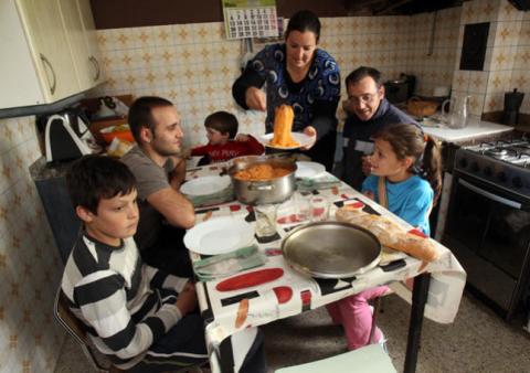 Familia comiendo