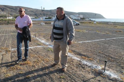 El alcalde Juan José Carozla y el concejal de Obras Matías Peña en el camping de Pozo Negro