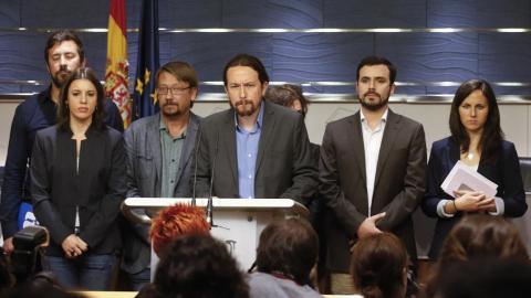 Representantes de Podemos anunciando la moción de censura a Mariano Rajoy