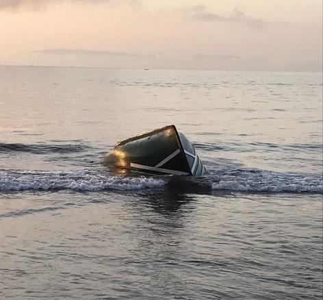 Embarcación tipo patera en la playa de las Gaviotas de Santa Cruz de Tenerife