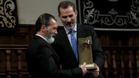 Felipe VI entrega el premio Camino Real a Antonio Banderas