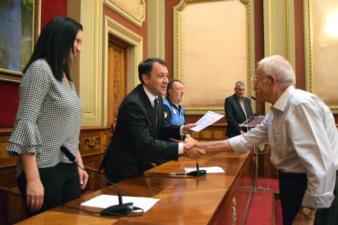 El alcalde de Santa Cruz de Tenerife, José Manuel Bermúdez saluda a un policía local jubilado