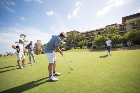 Jugadores en un campo de golf
