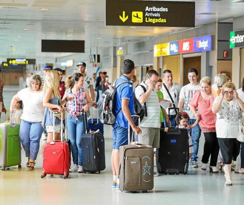 Pasajeros con maletas en un aeropuerto