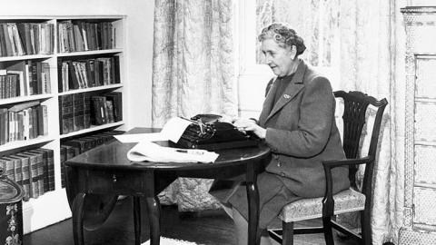 Agatha Christie escribiendo en su máquina de escribir