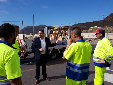 Operarios de asfaltado de calles de Arona