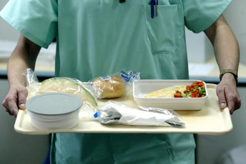 Bandeja con comida de hospital