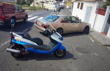 Coche parado y moto de la Policía Local de Las Palmas de Gran Canaria