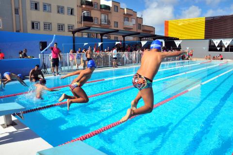 Niños tirándose a una piscina